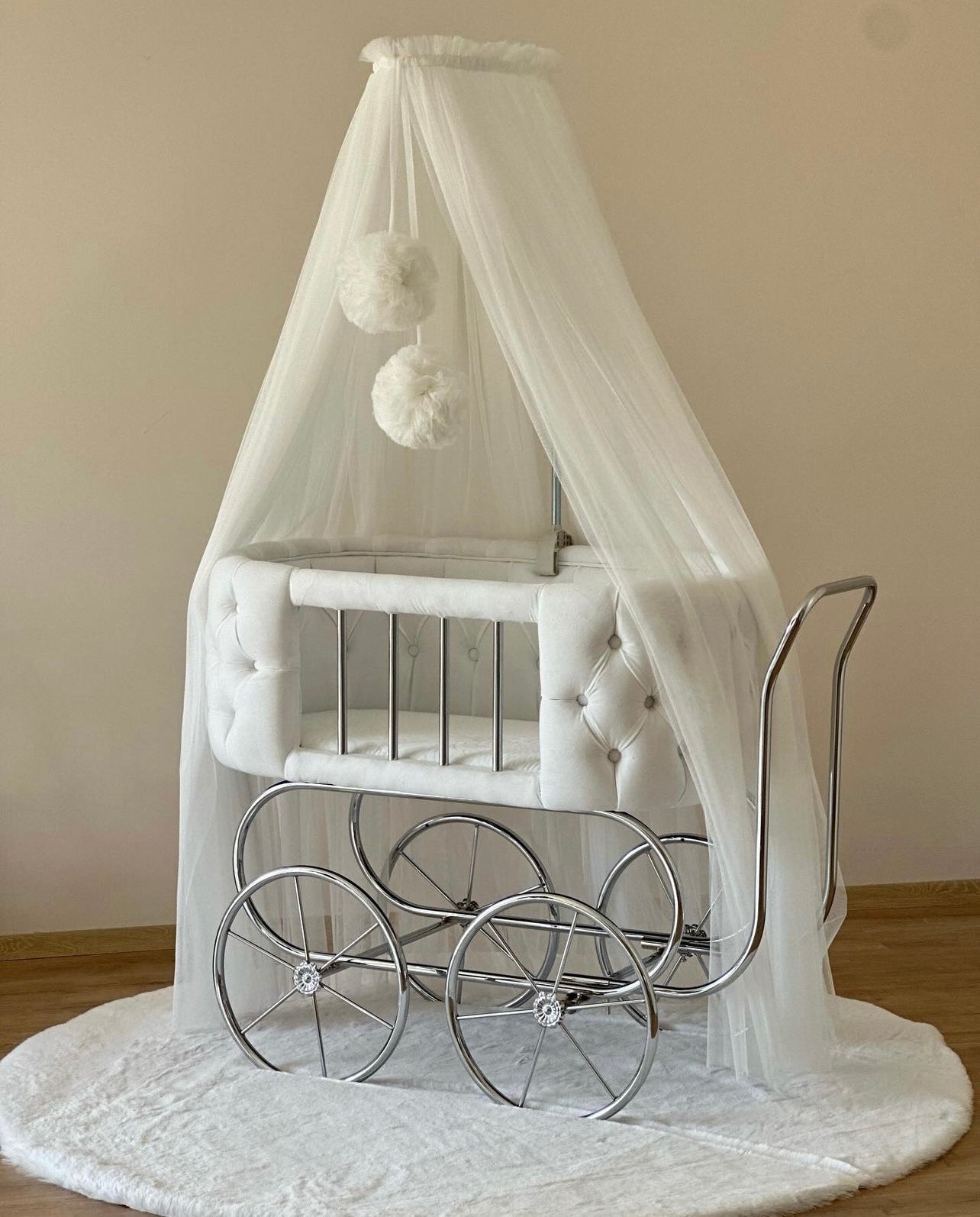 Patut cu roti pentru bebelusi: White flower