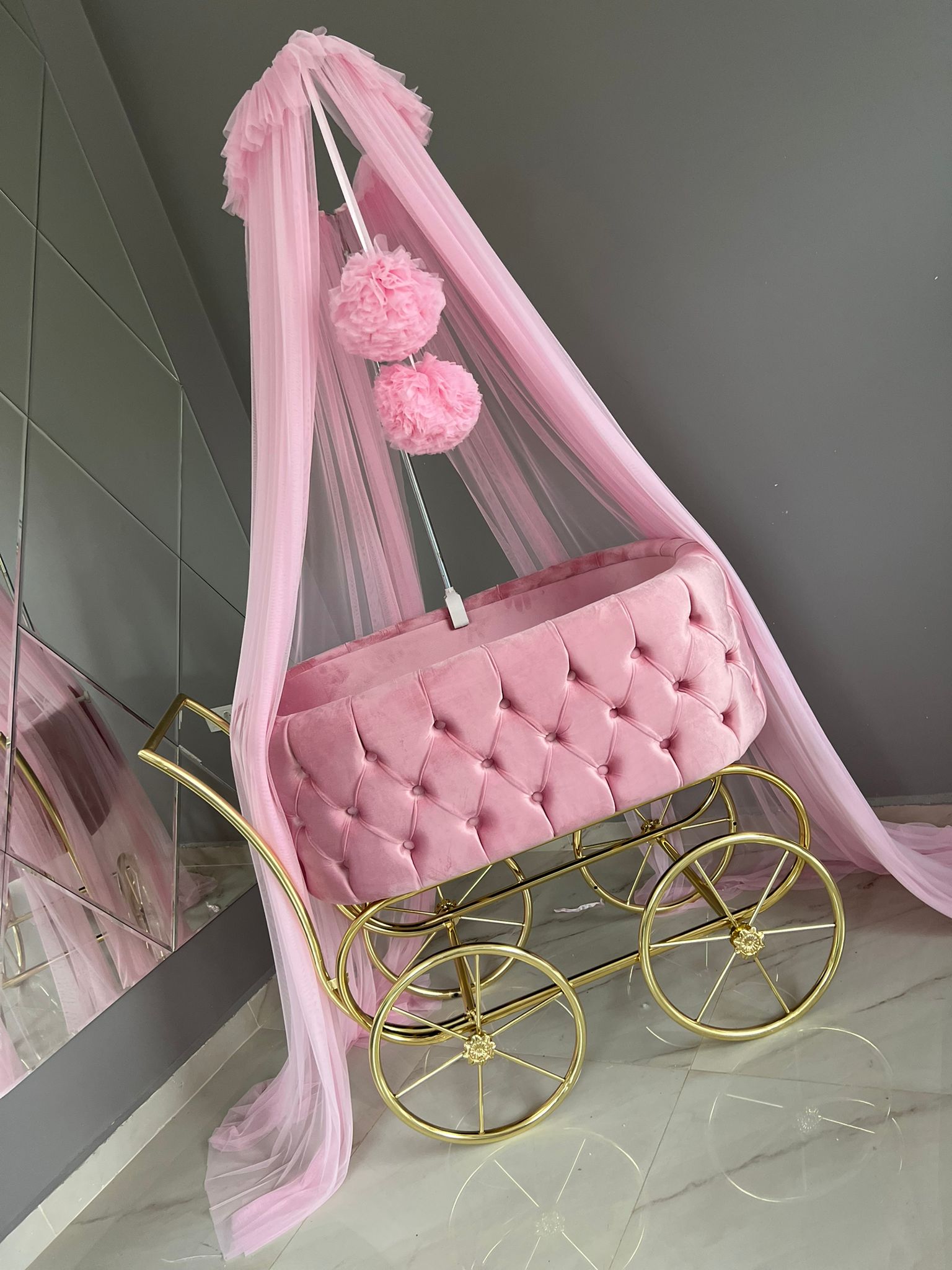 Patut cu roti pentru bebelusi: Pink queen