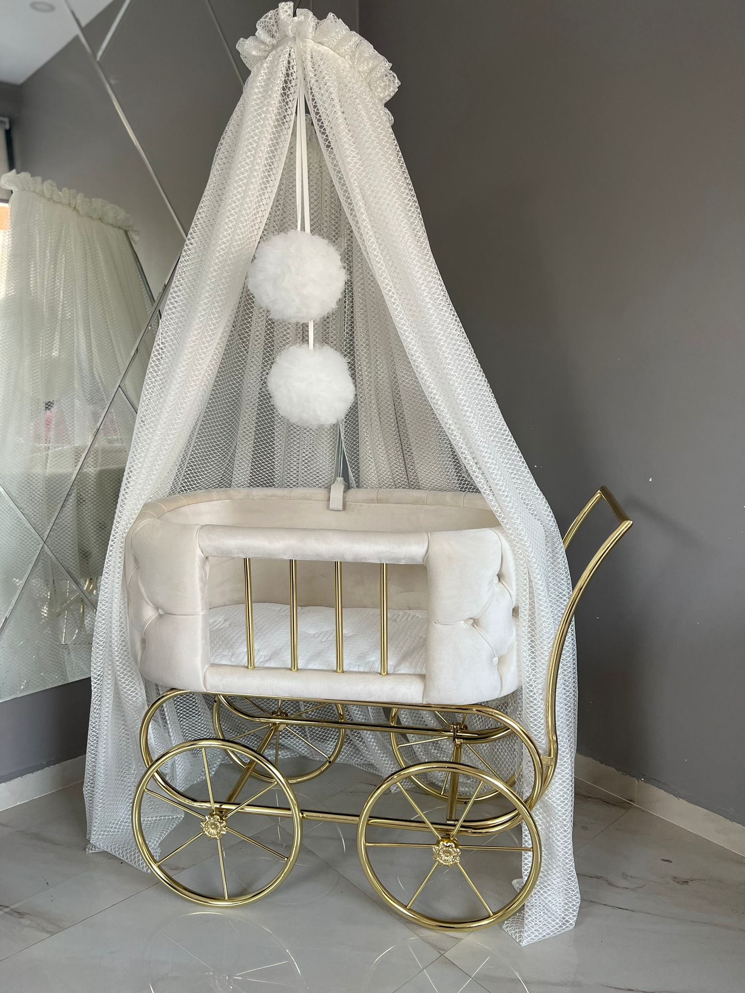 Patut cu roti pentru bebelusi: White flower