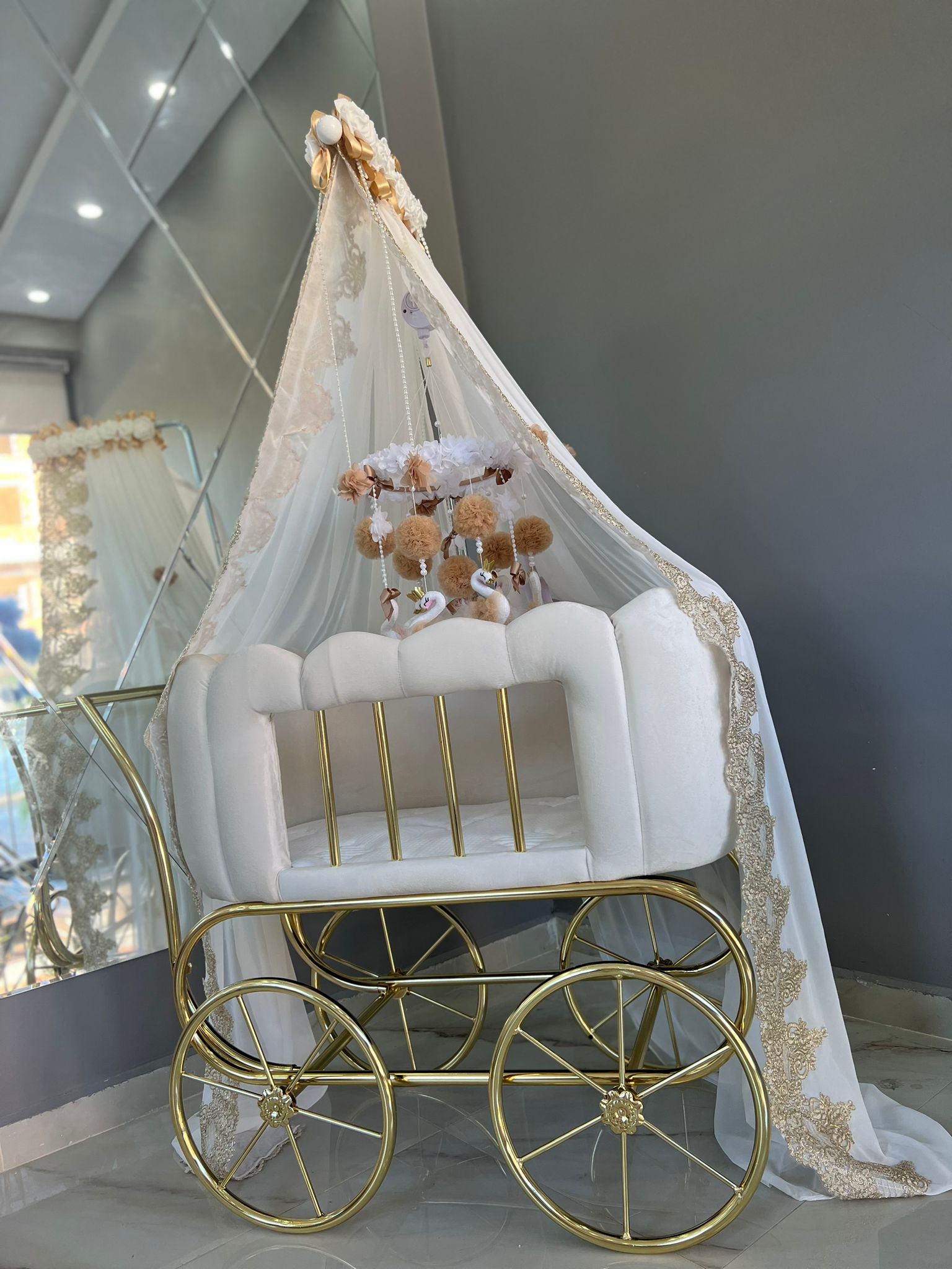 Patut cu roti pentru bebelusi: White tulip