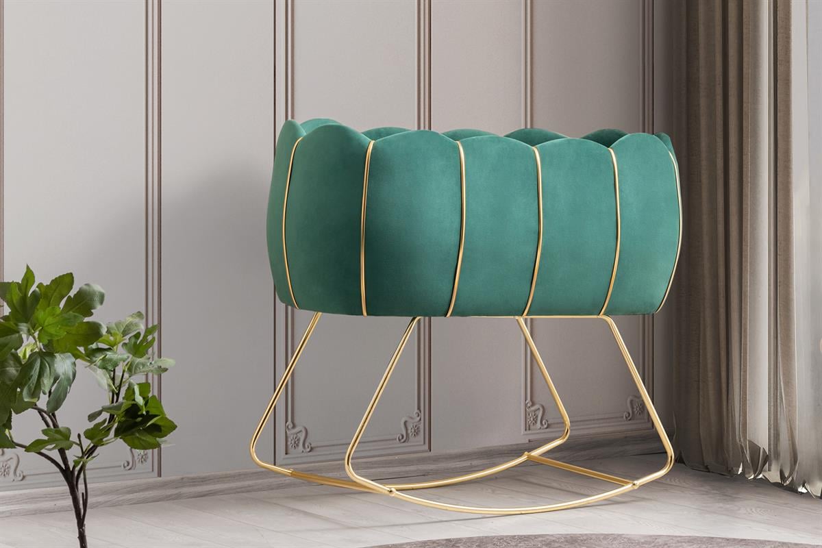 Patut bebelusi cu balansoar: Lora