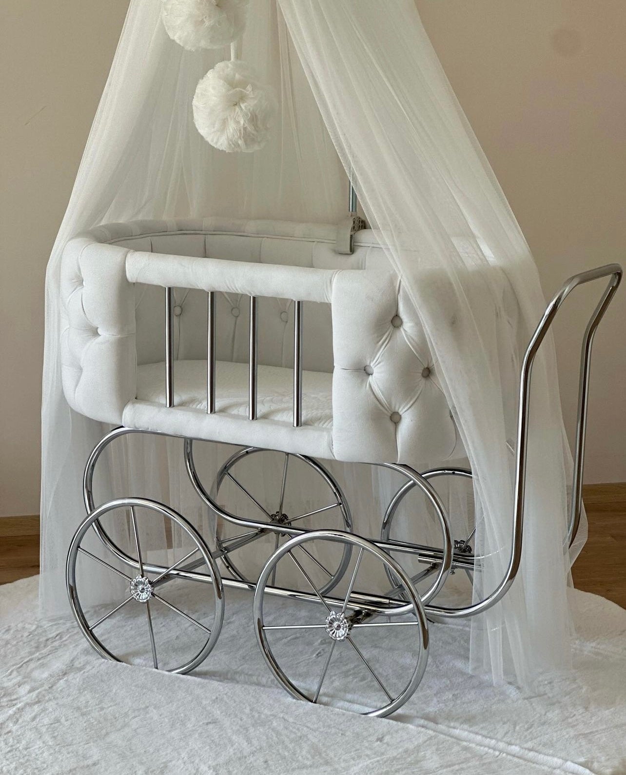 Patut cu roti pentru bebelusi: White flower