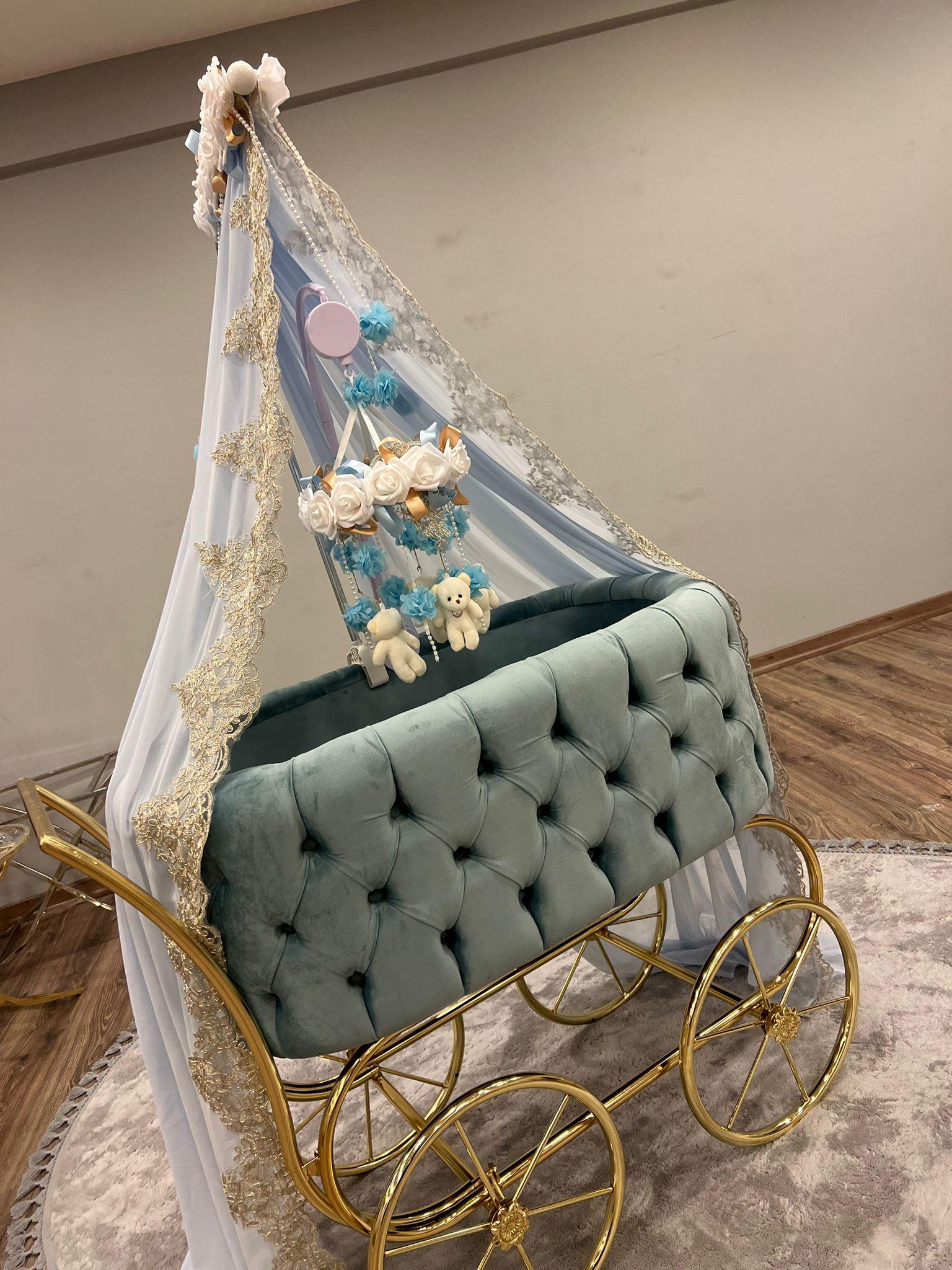 Patut cu roti pentru bebelusi: Queen