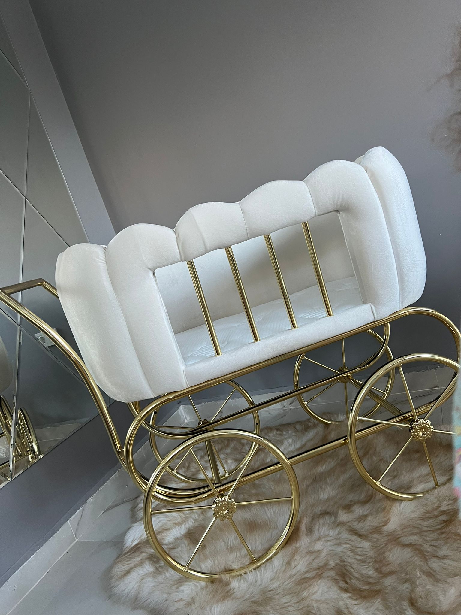 Patut cu roti pentru bebelusi: White tulip